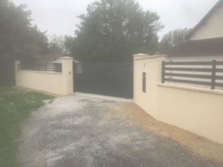 Mur de clôture avec semelle en béton pour un portail coulissant autour de l'AIGLE